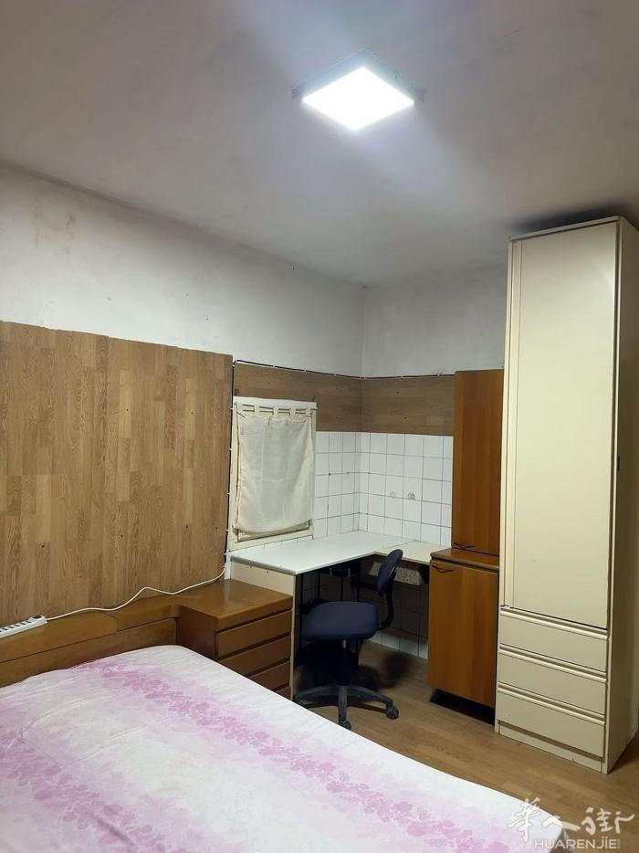 在Padova arcella别墅区附近有平层(三个单人间)，套房共三室一厅一卫