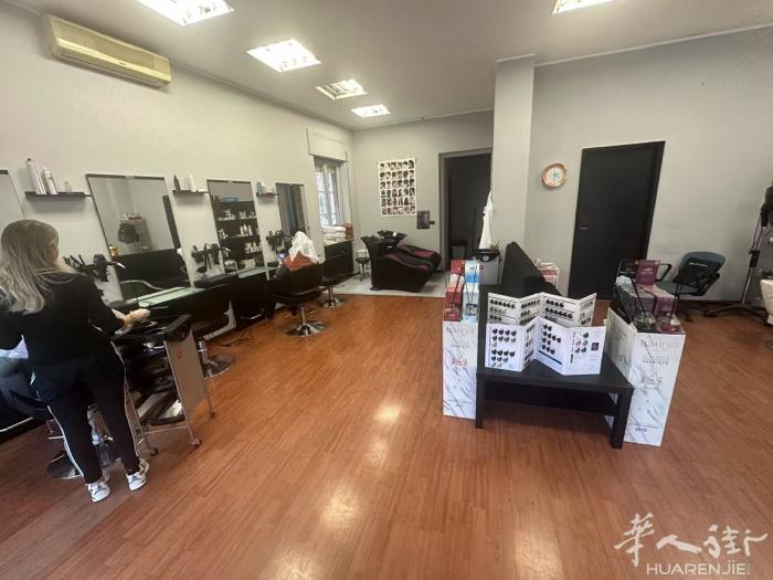 Vigevano理发店出售 80平方 有独立脱毛间 房租950 包spesa ，