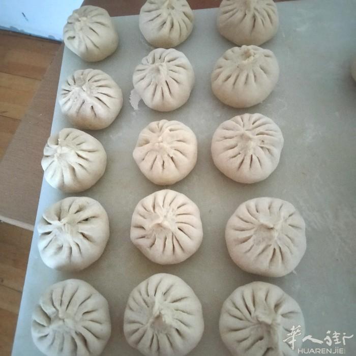 看这大包子芹菜猪肉的  有买的提前一天预定 临时做