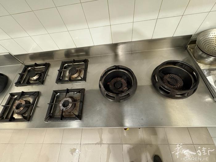 出售中餐意大利餐炉头有1个炉头和2个炉头加四个意大利餐炉头，具体看照片，在米兰。