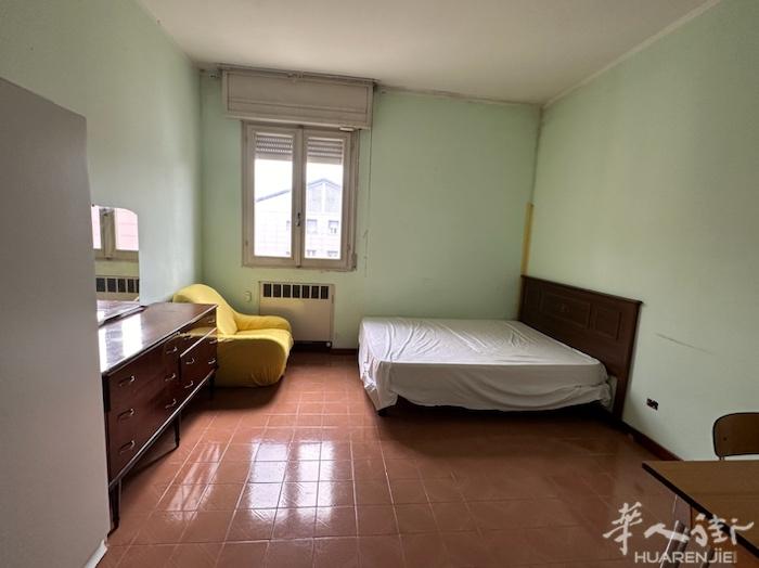 Reggio Emilia  火车站附近有空房间搭铺 ，有网络，有暖气电话 33