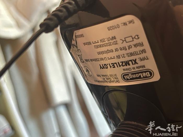 出吸层器 15 欧 bologna自提。 状态完好 因买了扫地机器人 用不上了