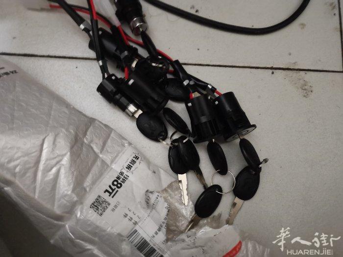 电动车配件出售：钥匙丶控制器丶灯丶开关丶转把丶电量显示表丶充电器