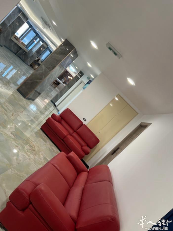 帕多瓦火车站大门出口对面 padova-Venezia。     安曼商务宾馆H