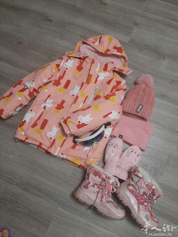 卖小孩滑雪服全套设备（没有裤子）只用过1次学校组织去玩，适合9到13岁小女孩。有