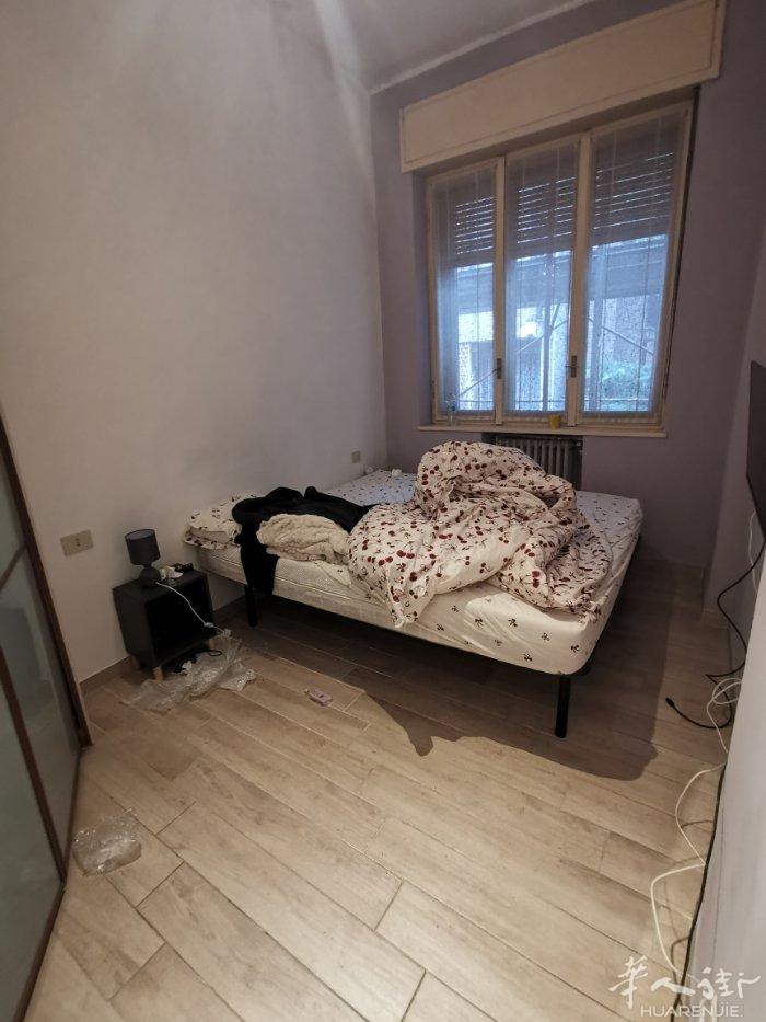 米兰绿线地铁站Abbiate grasso 一室一厅出租，楼层中2楼 ，租金95