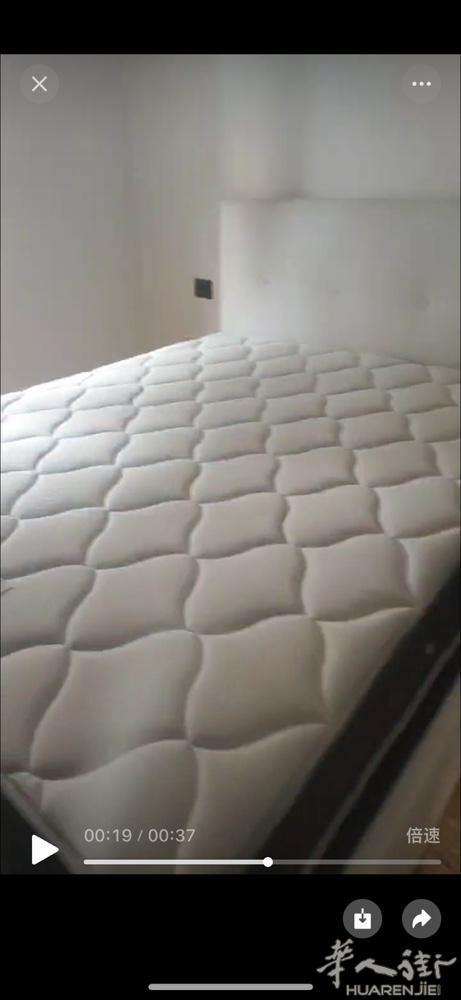 prato 房间搭铺，在 roma 街小公园，里面有一个女的打铺了，最好是女的，