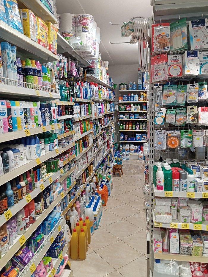 百货店转让 位置很好 生意稳定 客人好做 190平方 有地下仓库 房租2000