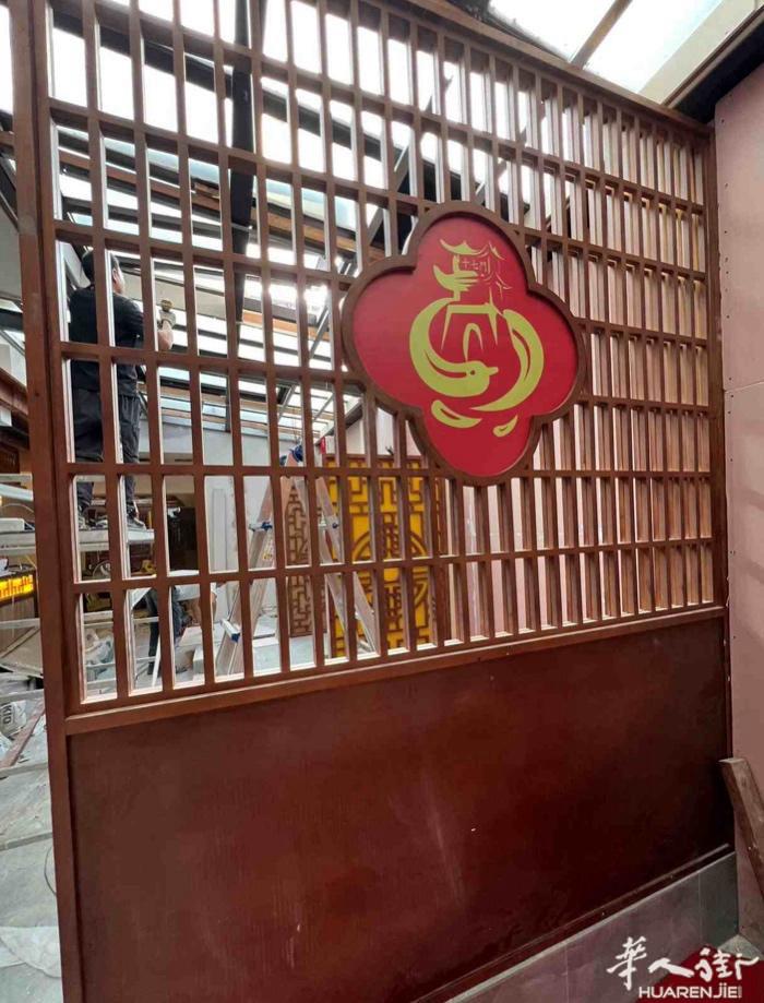 佛罗伦萨市内出售做工精细的花阁，红黄各有6片，红的高2.6米，宽2米，黄的高2.