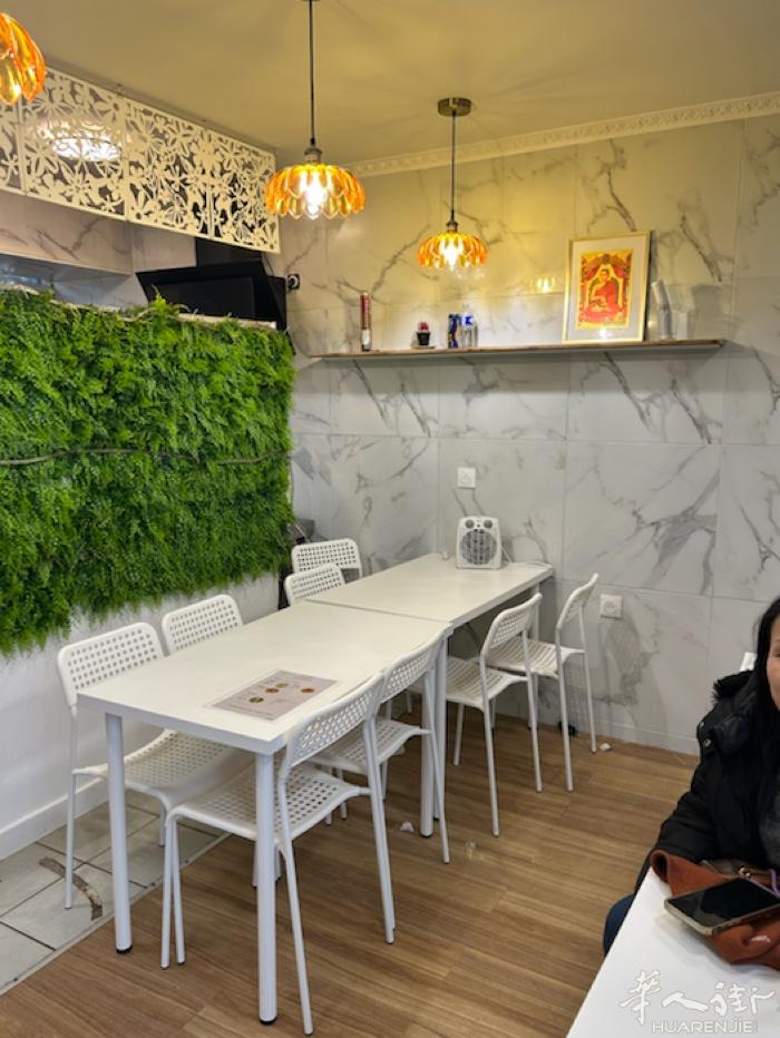 在5区 一个外卖店 25平方 一个小烟囱