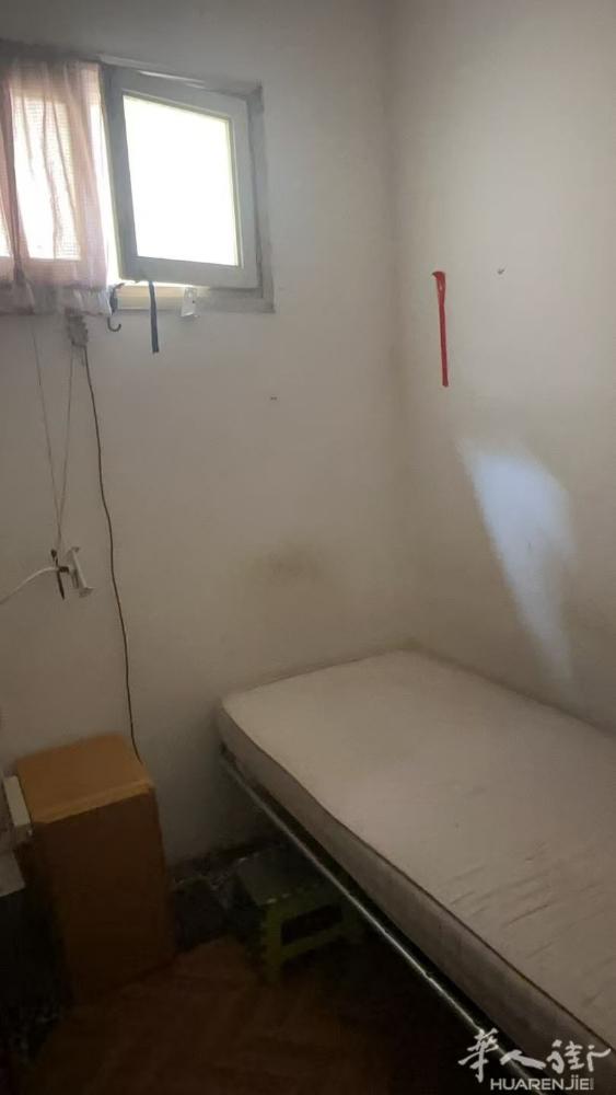 普拉托罗马街小公园附近via milano 10号二楼大房间还有一个小房间搭铺