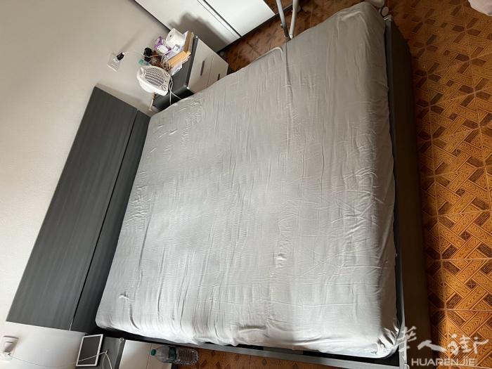 双人床架 灰色 9成新 尺寸 可以放180x190的床垫 不包拆，不包运 地址：
