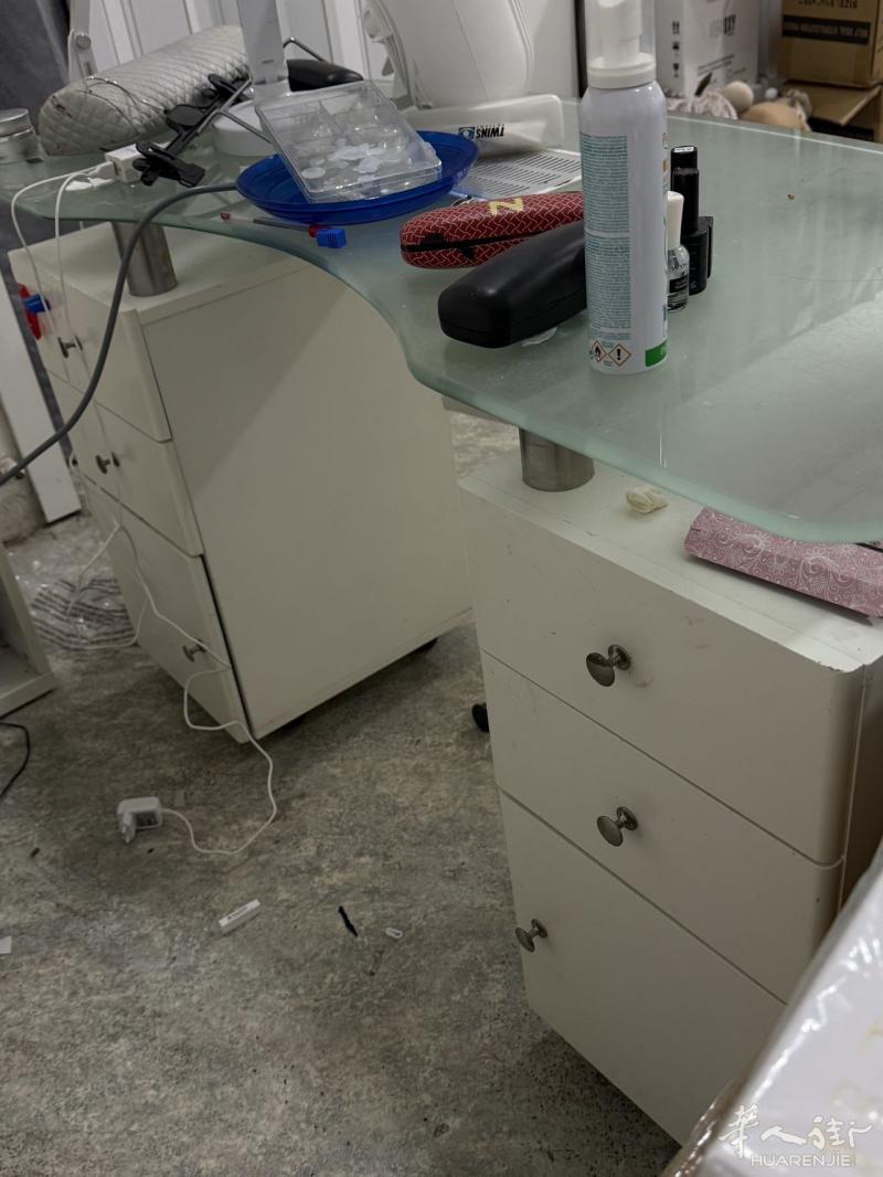 Cremona美甲桌九成新150，美甲货架带led