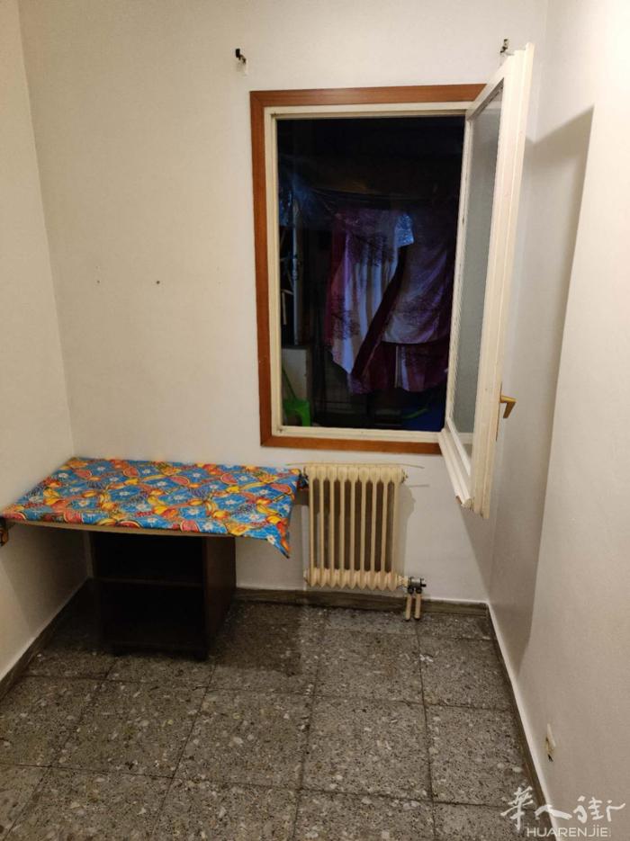 本人有个单人间出租、地理位置好在二路地铁Tetuán,、有意者可以来电咨询、谢谢