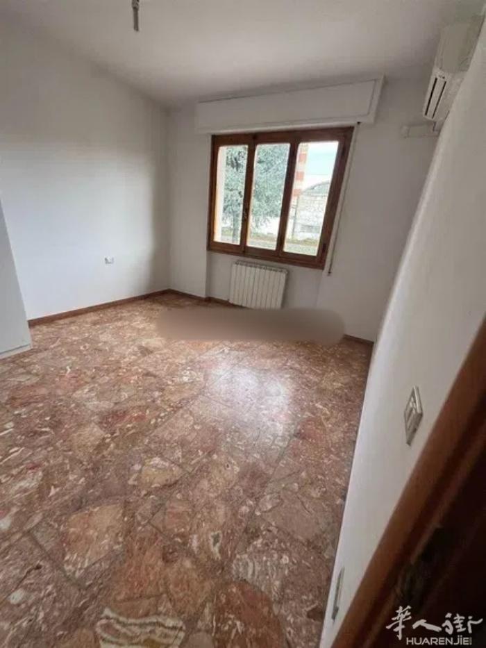 出售80 年建筑，2楼（无电梯）95 平米公寓 有客厅/厨房+2 双人卧+1 小
