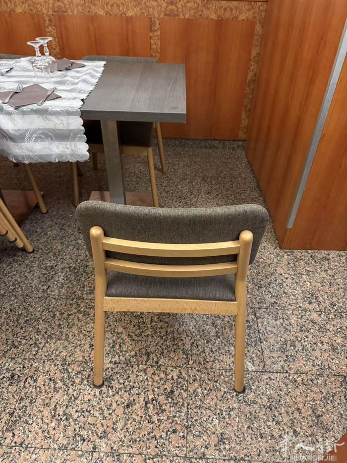 15张椅子 18欧元一张 有意私 3778130022