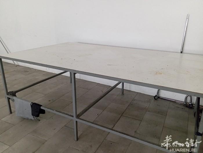 有一张包装桌有需要的联系3778509400