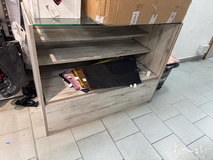 出售5个玻璃柜。