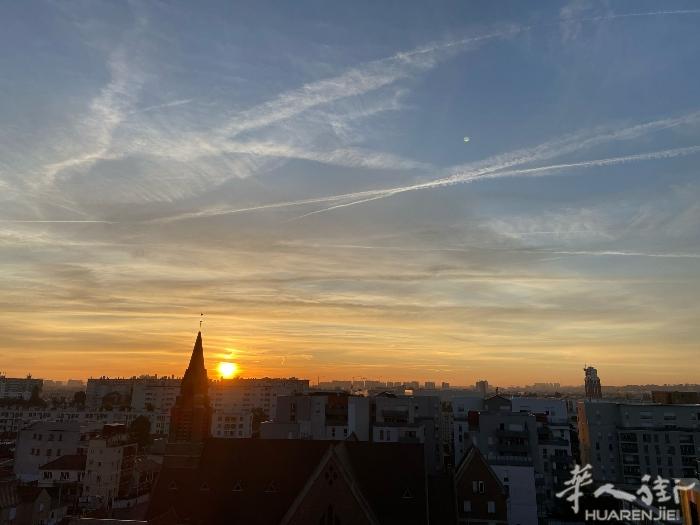 🏡 房东直售 – LA COURNEUVE 五彩楼两居室公寓，带阳台、停车位，视野开阔，低公摊费