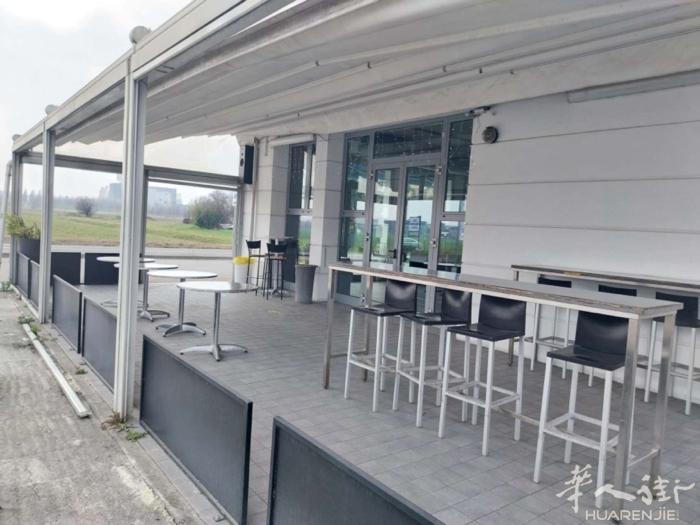 近Parma工业区老外酒吧出售，做早餐和午餐，有卖烟的patentino，可带刮