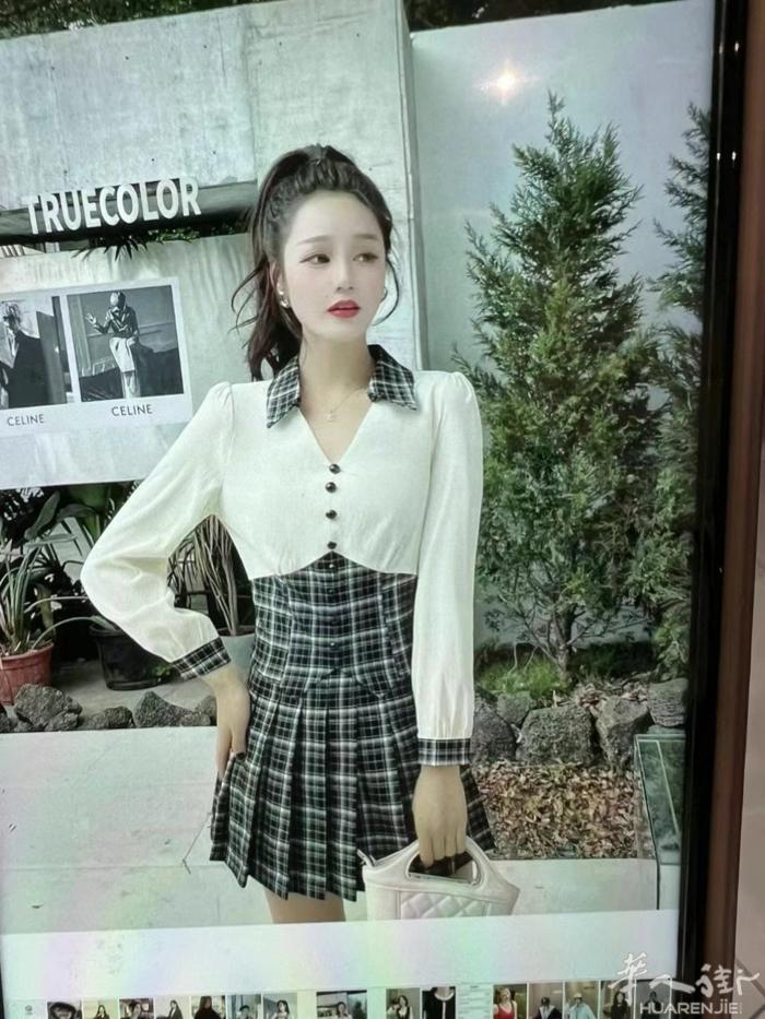 店不想开啦。 店里全部便宜卖哦。 短袖和长袖连衣裙全部100 € 3条电话：07
