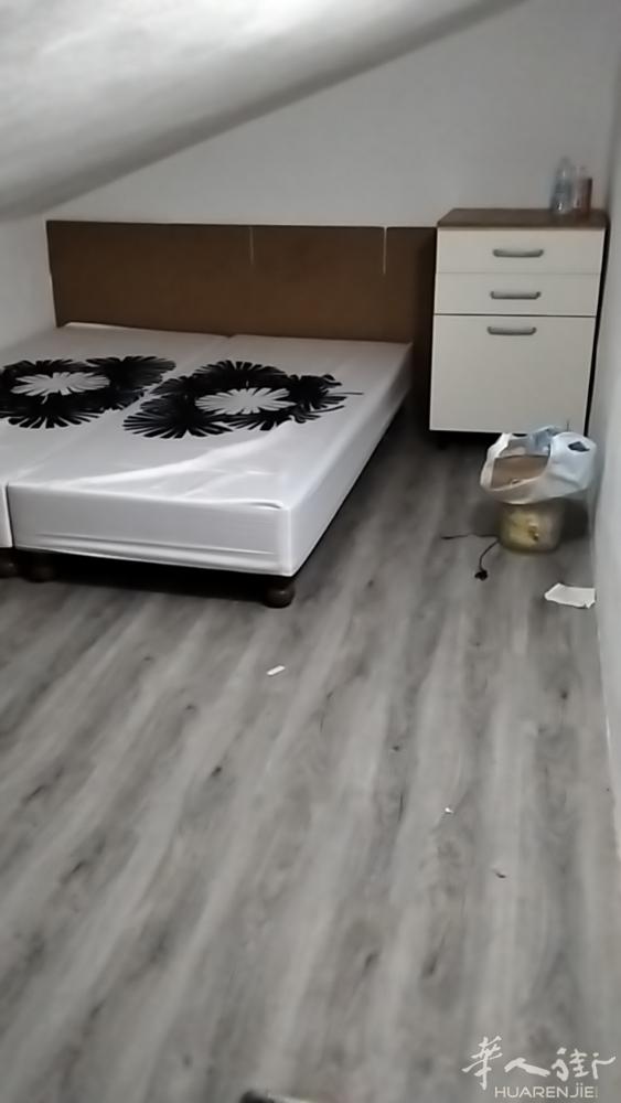 益香厅旁边阁楼房间打铺一米八床要求一个人睡