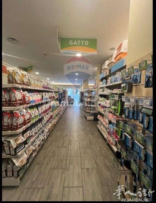 意大利人店面转让

面积为240平方米（上面120