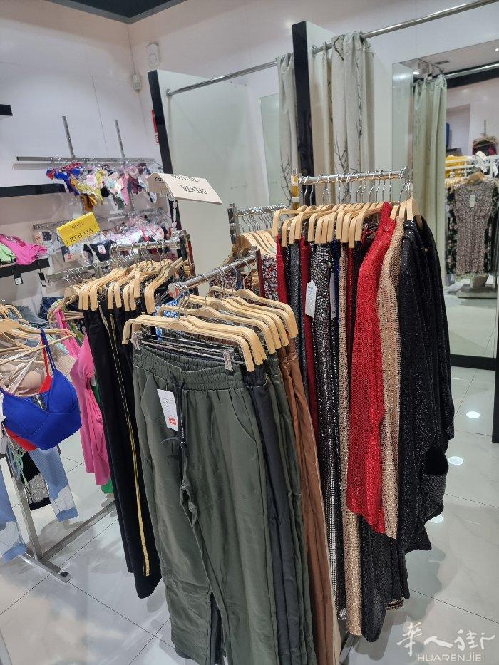 马德里 便宜出服装店桌子 衣架 铁架 模特 只限上门自取