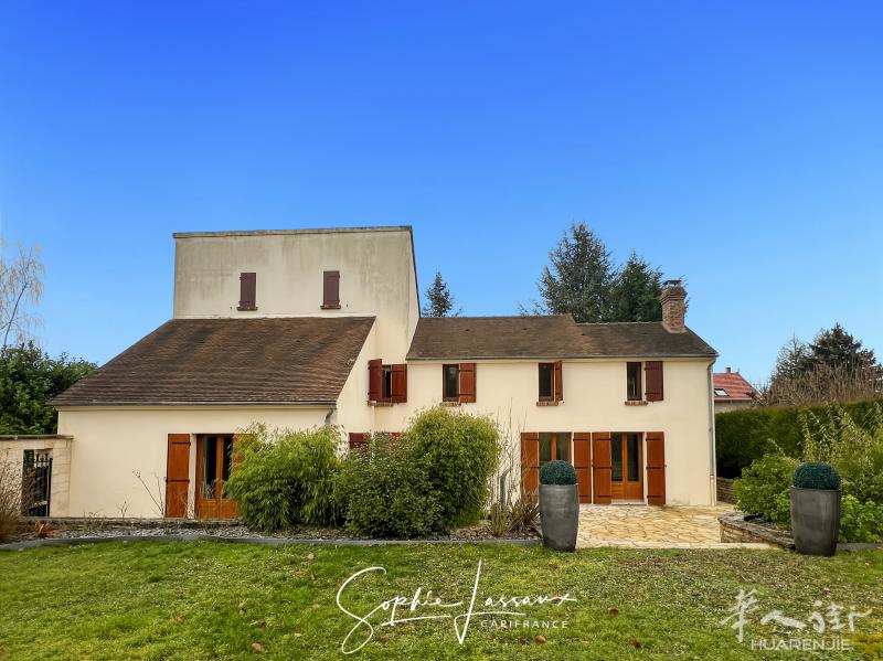 迷人的家庭住宅位于 Nesles la Vallée 中心，拥有八个主房间。关键词：高品质建筑与环境！布局如下： 独立入口，设有走廊、更衣室、卫生间；宽敞的起居