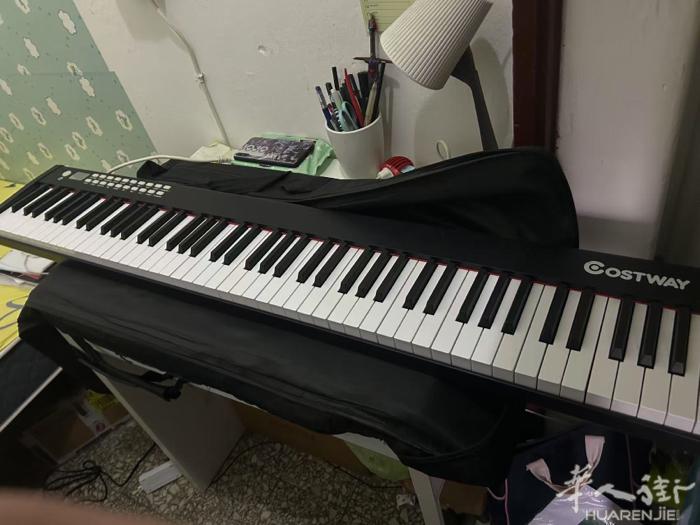 电子琴🎹八成新，适合初学者原价160欧，现特价60欧卖掉，有意者请联系电话：3