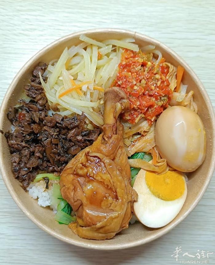 盒饭10欧 3个菜+1个肉 可以加群预定 可以预定 在老佛爷附近 16 rue.