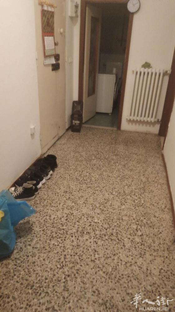 modena市区有一个大房间出租隔壁就是麦当劳，交通方便。