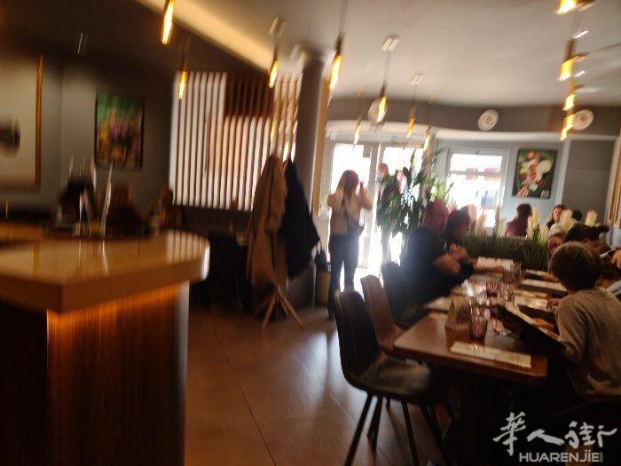 巴黎近郊老钱区域好店。店内四十多位子，夏天喷泉旁边可以加摆放几十个露天位置。ba