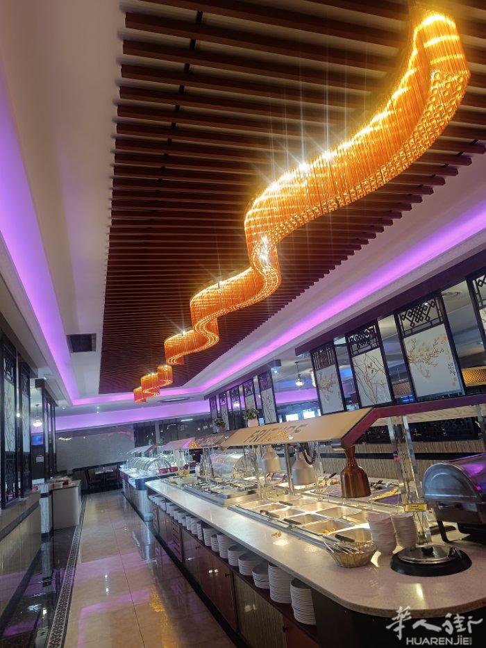 中餐自助餐里面的buffet柜，屏风，灯等各种器材全部便宜出售，需要的请联系：0