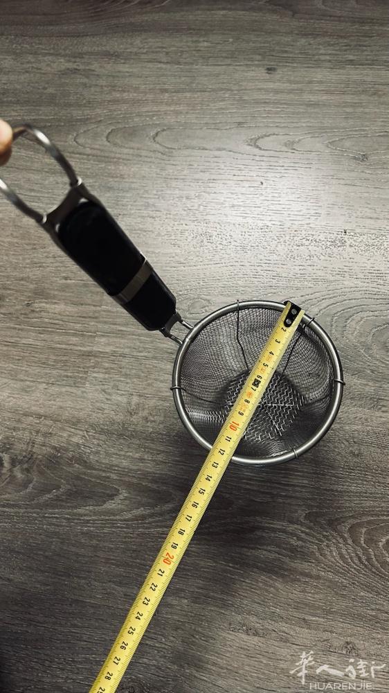 不锈钢粉厘，漏勺直径12cm。单把12 € 2把20 €可送货。