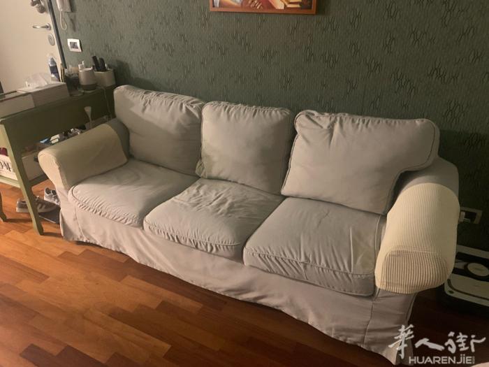 八成新的沙发70欧，需要自提，有需要的朋友可以联系3393721683