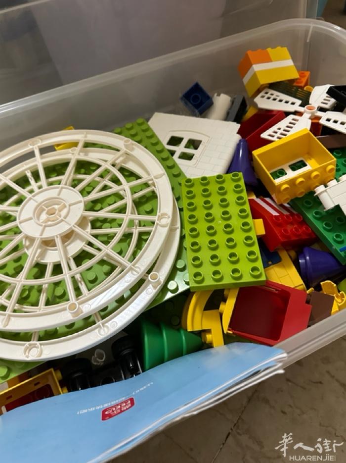 一大箱乐高积木转手，里有不少正版lego。积木桌一面可以写作业，翻过来可以搭乐高