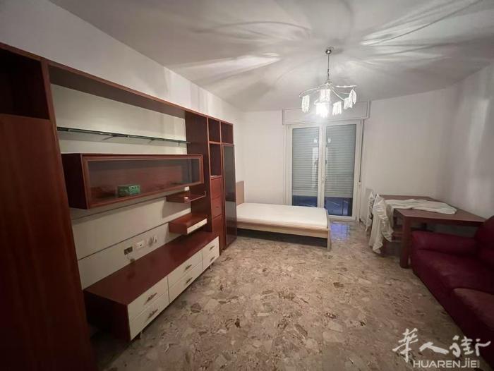 紫线ponale地铁口三室一厅两卫1780押一