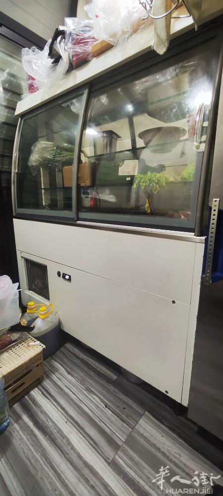 出售放甜品或疏菜展示冰柜 白菜价 200欧  很大很重 自取 有意者请联系377