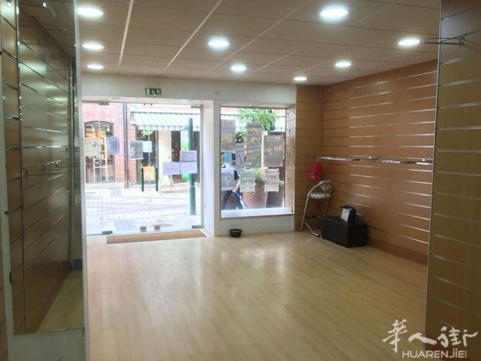 乡下45省市中心步行街有店铺出租，店铺60平米，楼上两层住家共160平米，最适合