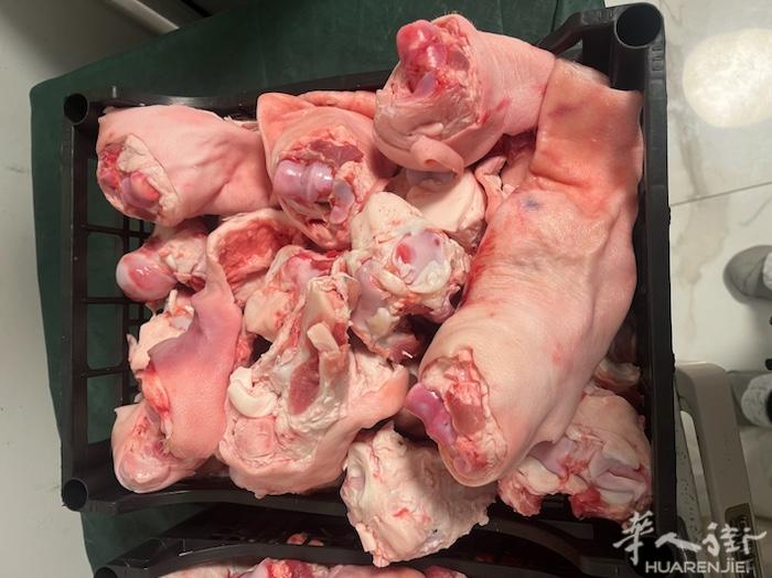 新鲜猪头 筒骨 骨头 猪肾舌心 有需要的老板请加微信 Prato内都可以送