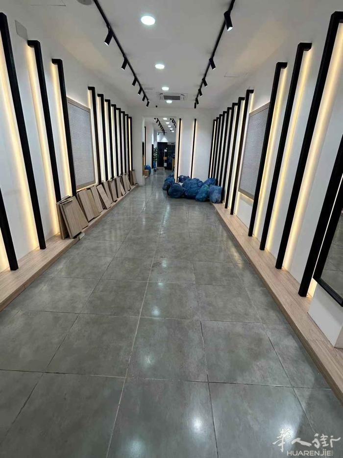 服装店关门结业 有120平方米 有 些装饰用的 氛围灯 木地板转让 2.75米长
