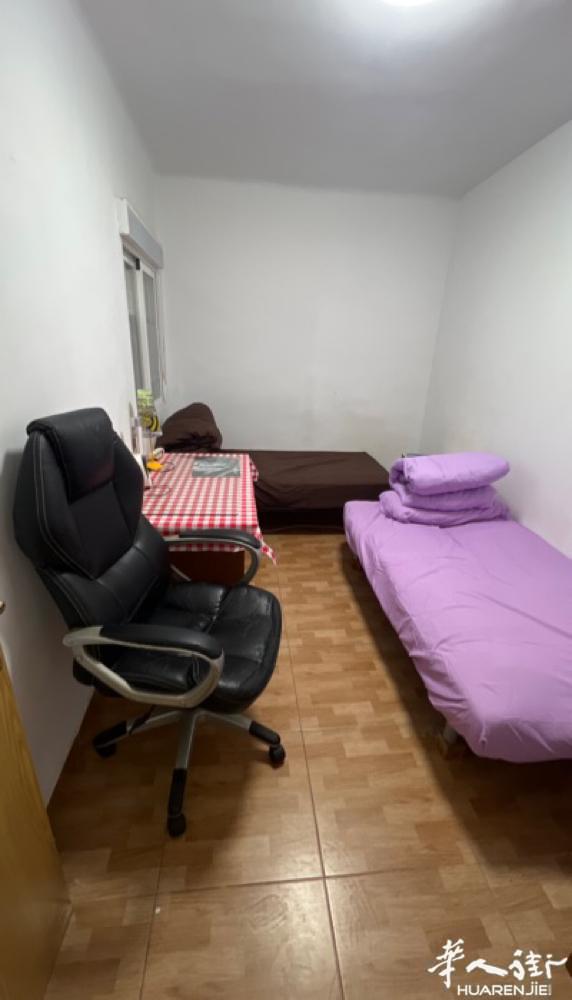 马德里uesra6号线地铁口，有民宿短租房日租房3分钟到楼下有超市有需要的朋友联