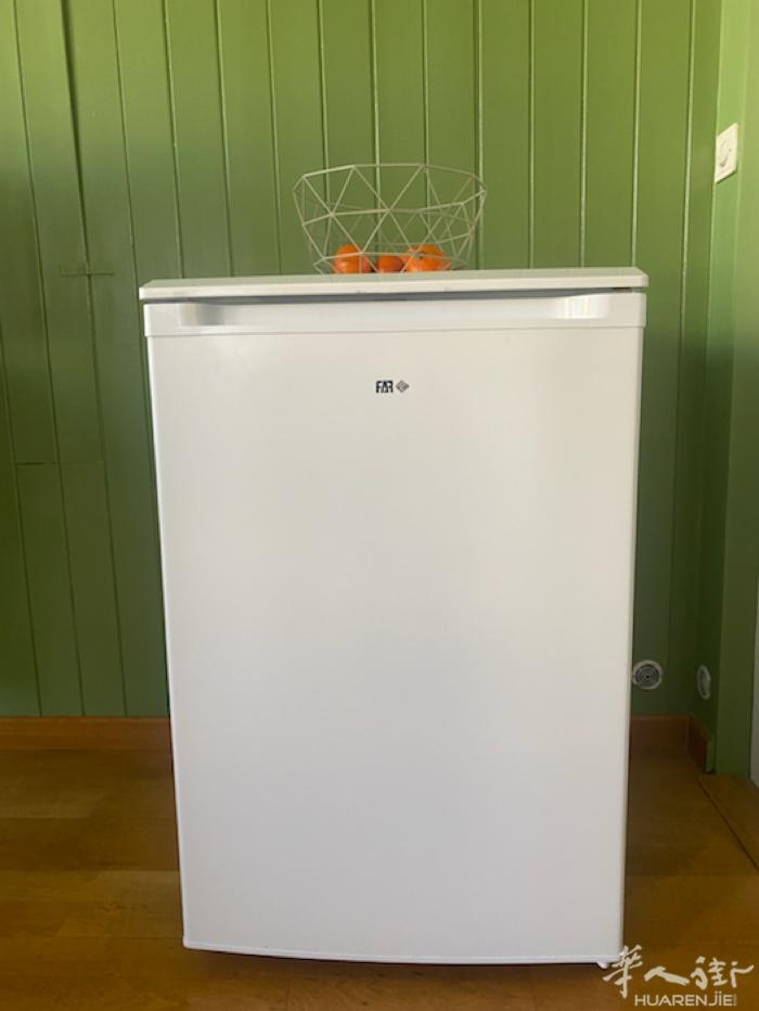 静态台式冷冻柜 FAR CT904W - 86 升，宽 55.3 x 高 84.