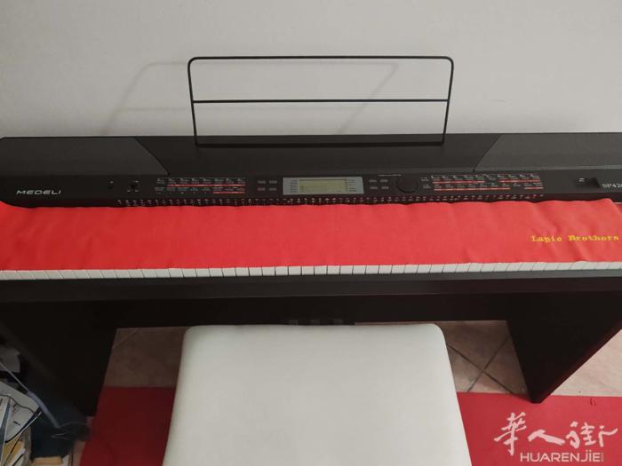 有一架钢琴🎹medeli 88键带配重带踏板转让，有需要请➕微信3450307