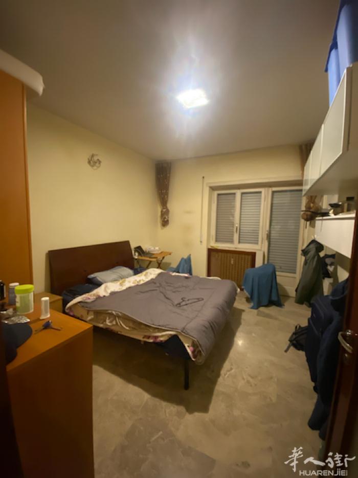 A线Lucio Sestio地铁口走路2分钟出租一个大房间 交通方便 拒绝养宠物