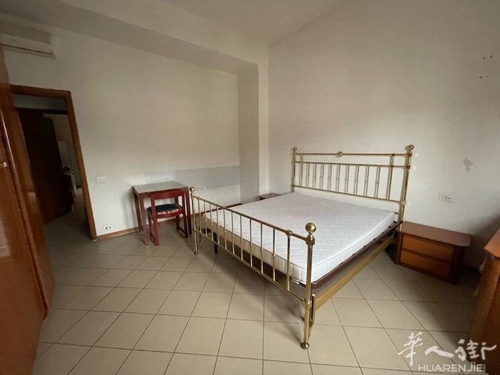 出租两房两厅两卫 房租790 位于大火车站出去的via firenze 家具齐全