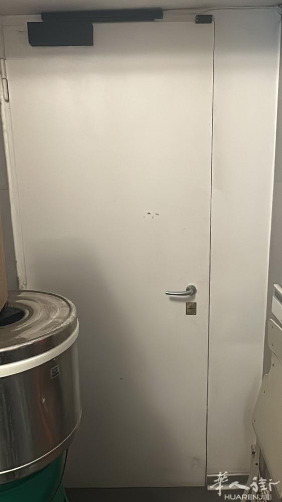 坐标米兰餐厅求一个开锁匠，需要开两个门，联系微信：xenora_