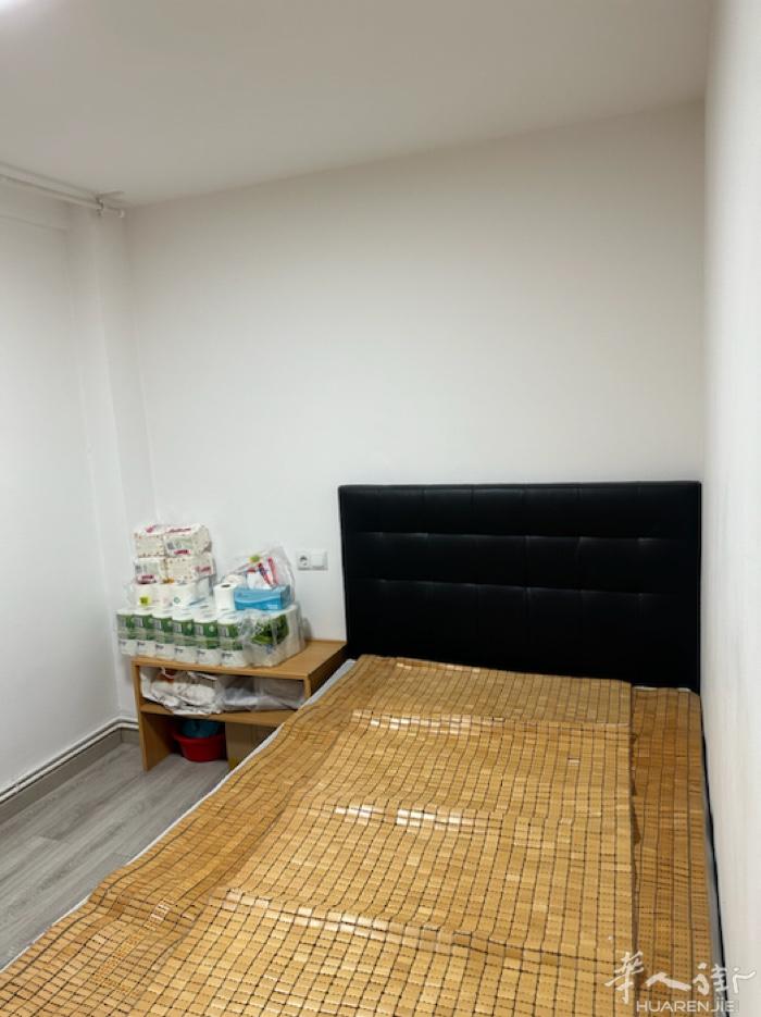 马德里Móstoles 离地铁火车站近单人间出租 300网络水电全包。希望来租者