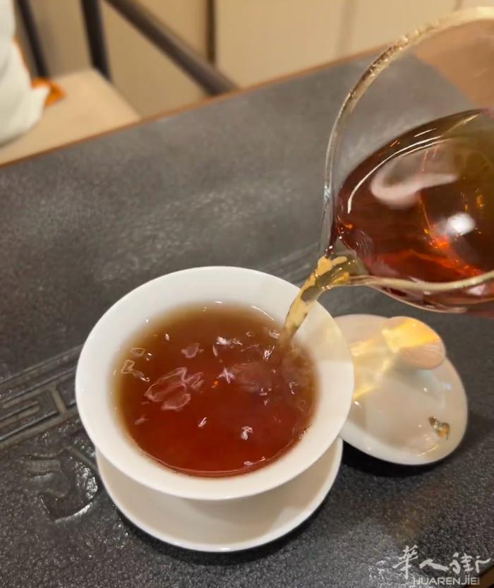 🍂武夷岩茶—大红袍🍂 被誉为“茶中之王”的大红袍，是武夷岩茶中的代表作。大红